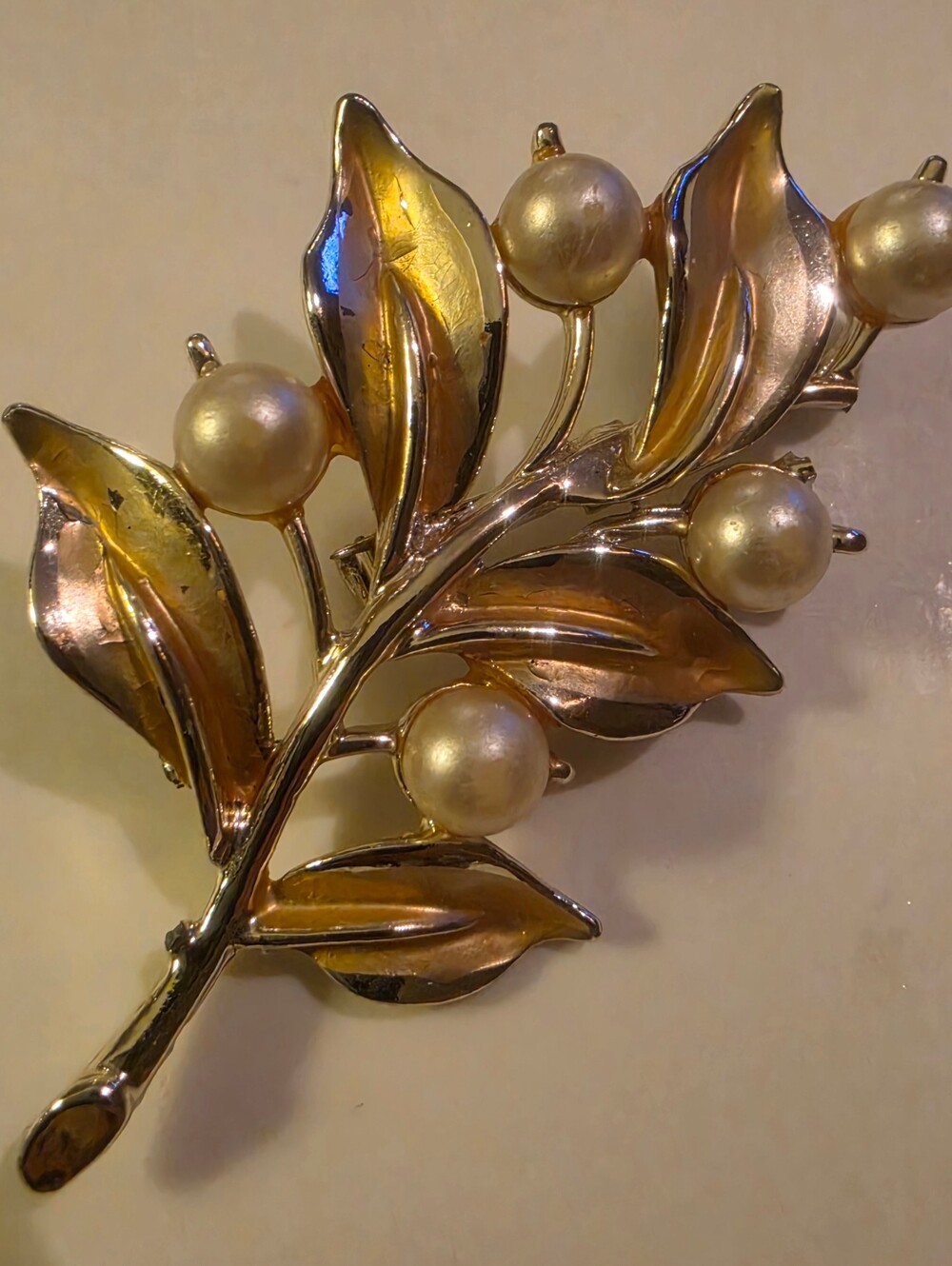 Beautiful Vintage gold-tone mid century faux pearl leaf brooch